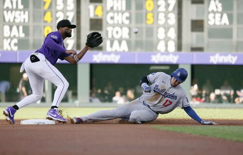 ロッキーズ戦の1回、今季初盗塁を決めるドジャース大谷（共同）