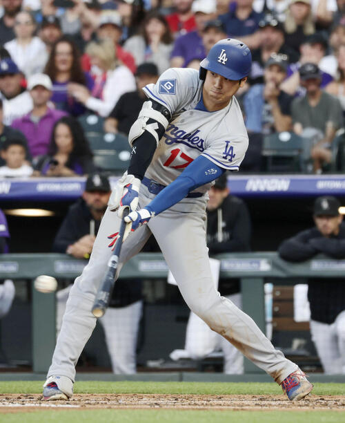ロッキーズ戦の3回、右前打を放つドジャース大谷。昨季からの連続試合出塁を52に伸ばした（共同）