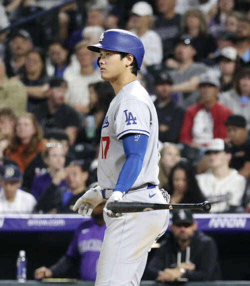 ロッキーズ戦の6回、申告敬遠で出塁するドジャース大谷（共同）