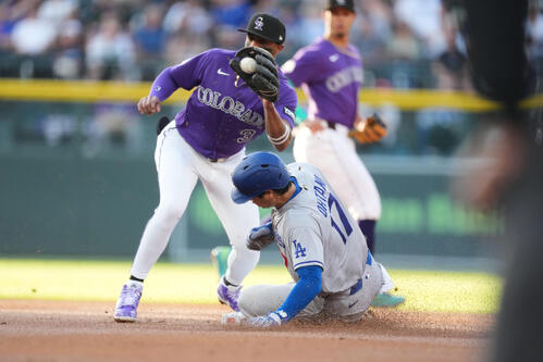 ロッキーズ戦1回、二盗に成功するドジャース大谷翔平（AP）