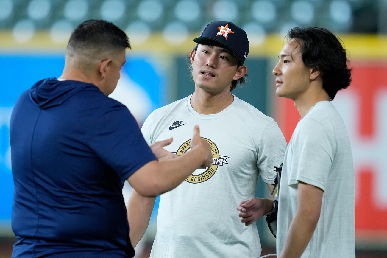 15日、スタッフと話すアストロズ今井達也（AP）