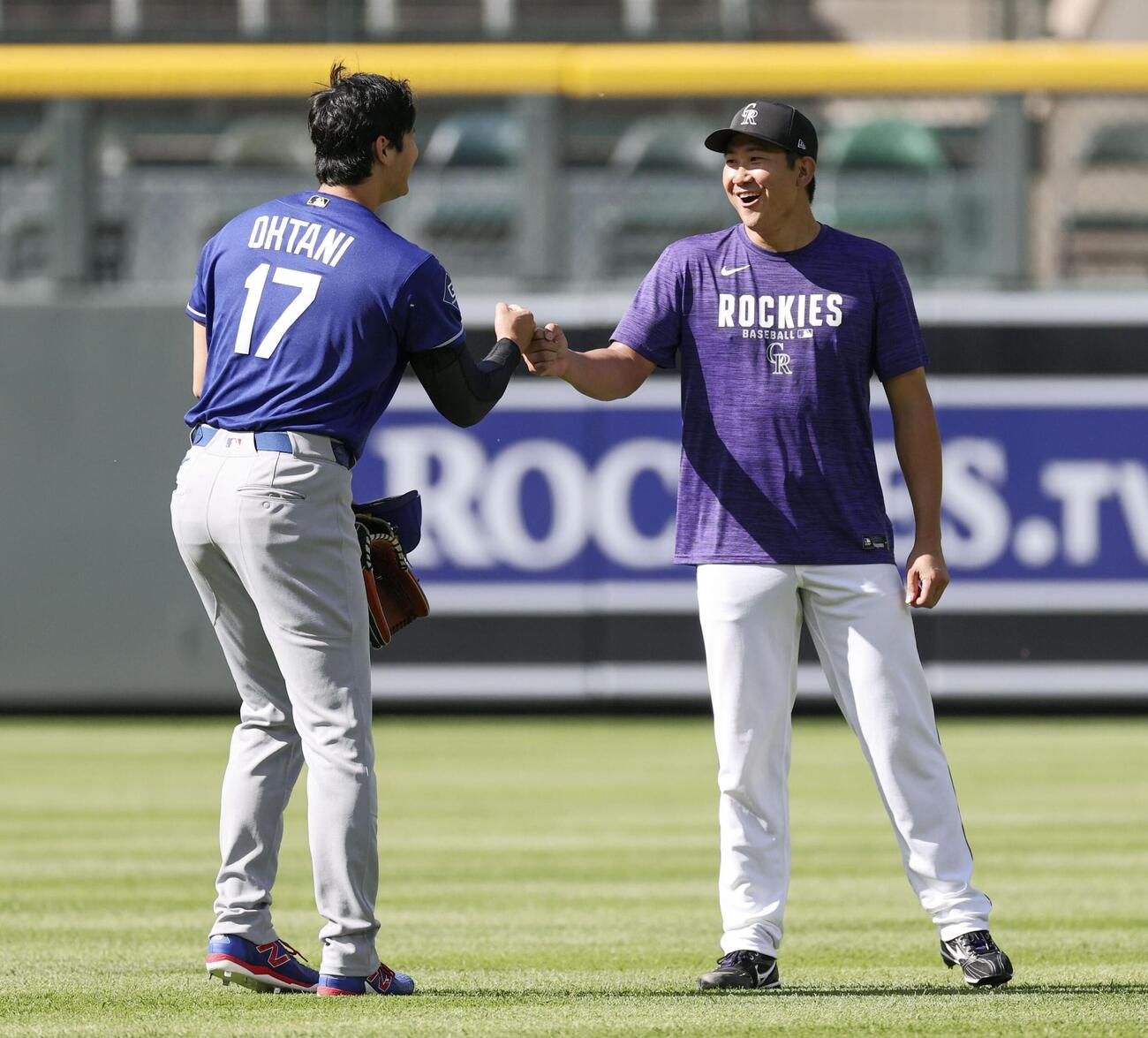 試合前、あいさつを交わすロッキーズ菅野（右）とドジャース大谷（共同）