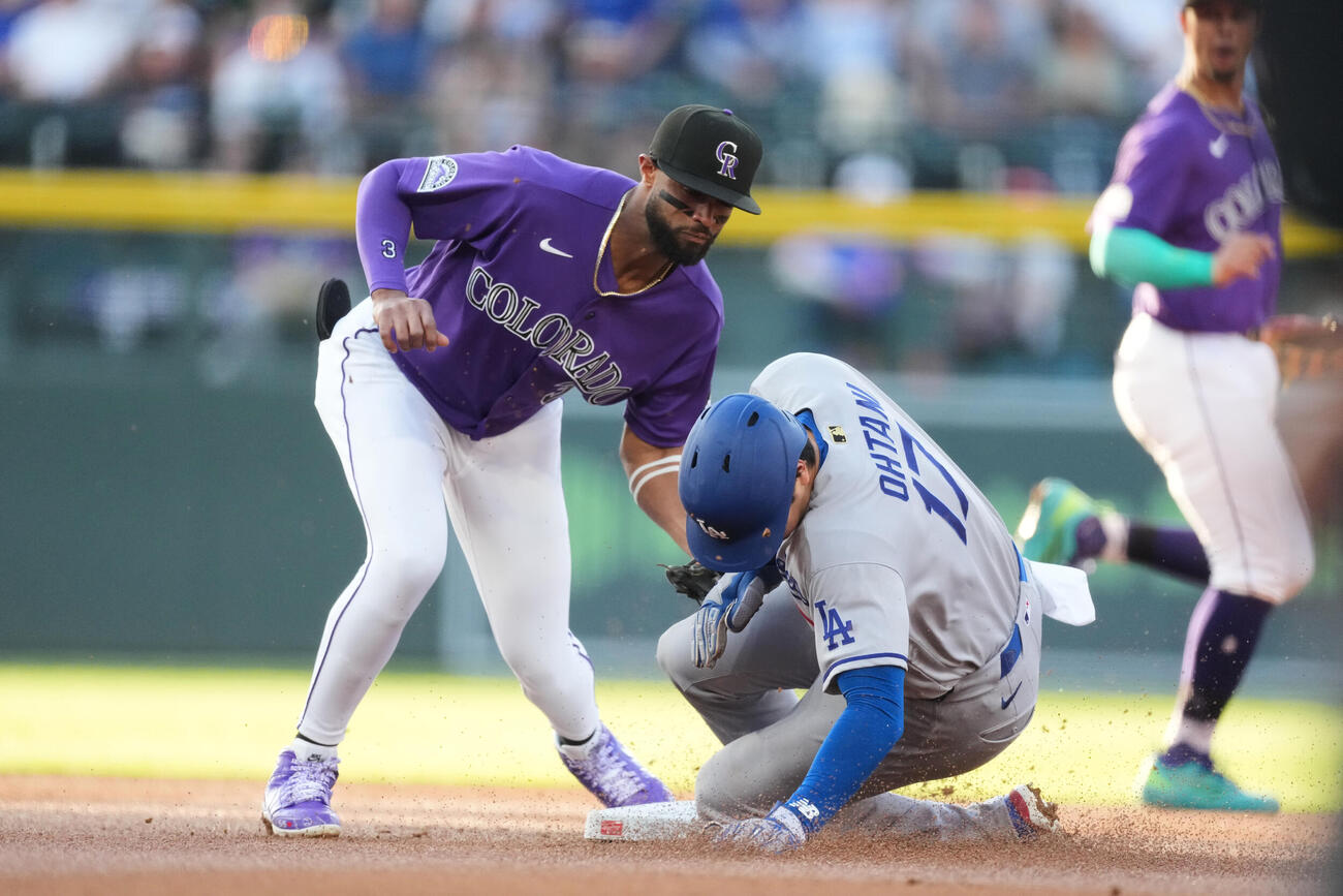 今季初盗塁を成功させる大谷翔平（AP）
