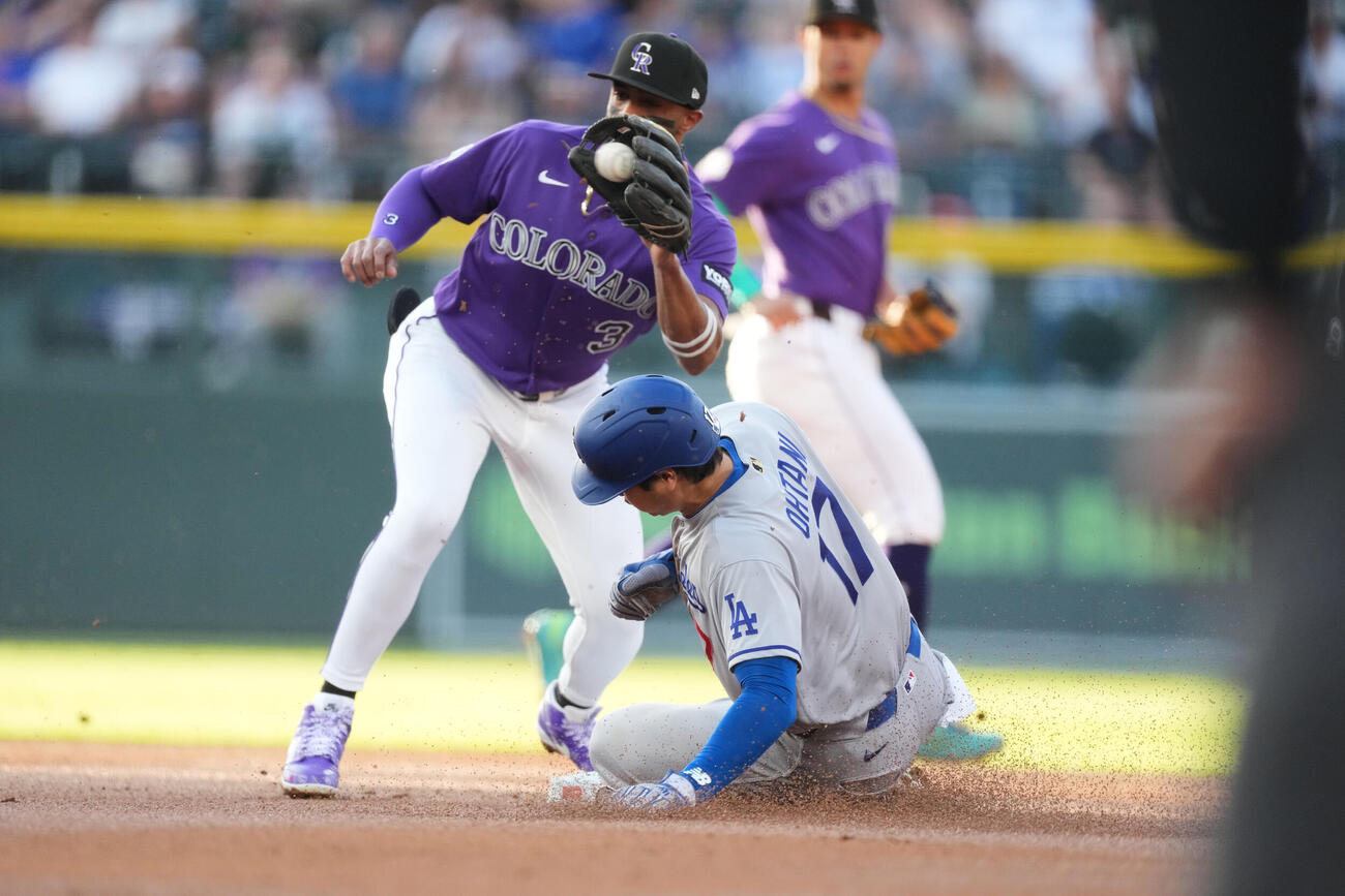 ロッキーズ戦1回、二盗に成功するドジャース大谷翔平（AP）