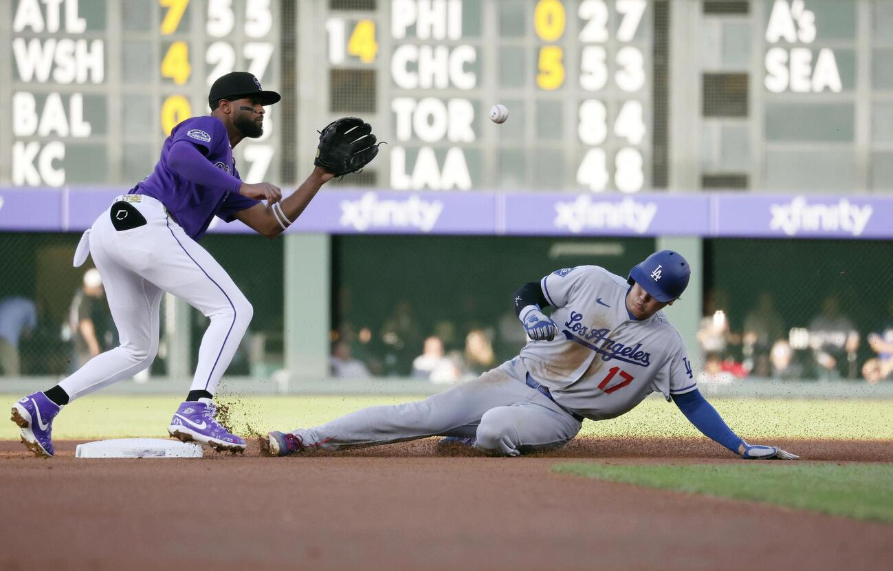 ロッキーズ戦の1回、今季初盗塁を決めるドジャース・大谷＝デンバー（共同）