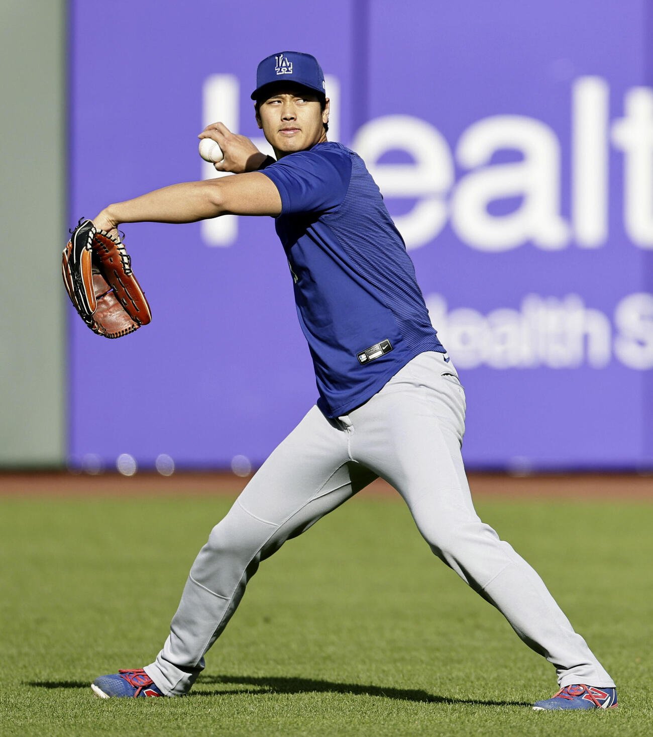 キャッチボールするドジャース・大谷＝サンフランシスコ（共同）