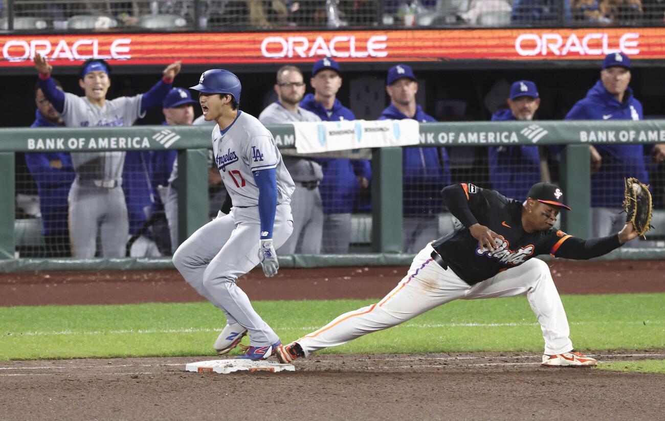 ジャイアンツ戦の7回、内野安打を放ち一塁へ駆け込むドジャース大谷＝サンフランシスコ（共同）