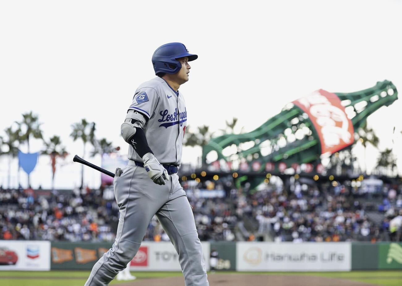 ジャイアンツ戦の1回、空振り三振に倒れたドジャース大谷（共同）
