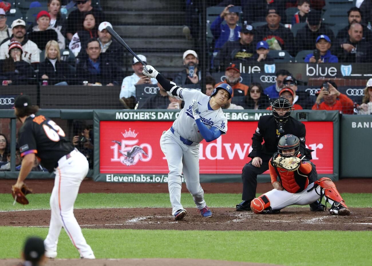 ジャイアンツ戦の3回、空振り三振に倒れたドジャース大谷（共同）