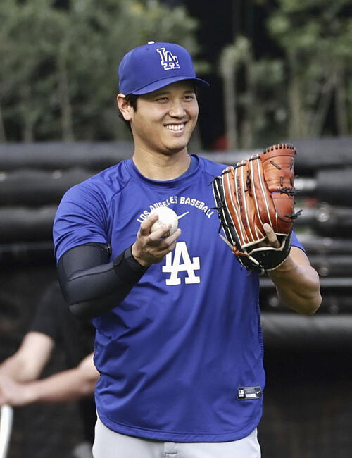練習中、笑顔を見せるドジャース・大谷＝サンフランシスコ（共同）