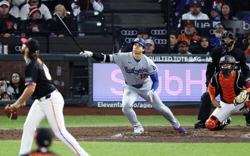 ジャイアンツ戦の5回、右飛に倒れたドジャース大谷＝サンフランシスコ（共同）