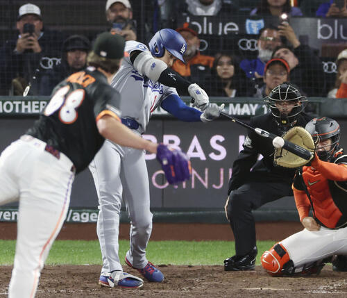 ジャイアンツ戦の7回、内野安打を放つドジャース大谷。昨季からの連続試合出塁を53に伸ばした＝サンフランシスコ（共同）