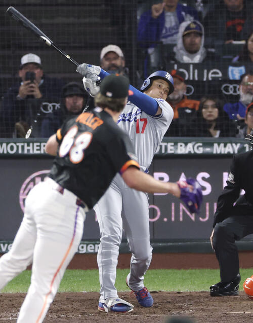 ジャイアンツ戦の7回、内野安打を放つドジャース大谷＝サンフランシスコ（共同）
