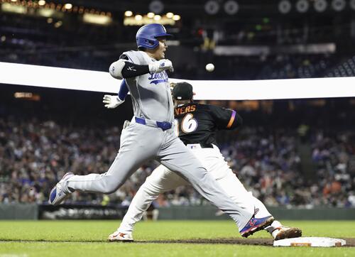 ジャイアンツ戦の7回、内野安打を放ち一塁に駆け込むドジャース大谷＝サンフランシスコ（共同）