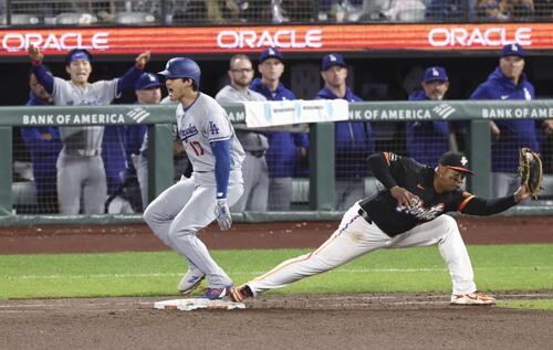 ジャイアンツ戦の7回、内野安打を放ち一塁へ駆け込むドジャース大谷＝サンフランシスコ（共同）