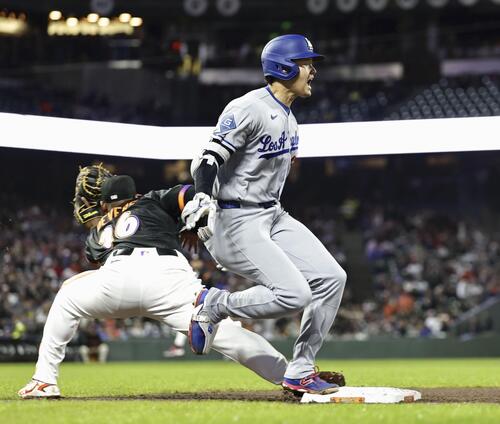 ジャイアンツ戦の7回、内野安打を放ち一塁に駆け込むドジャース大谷＝サンフランシスコ（共同）