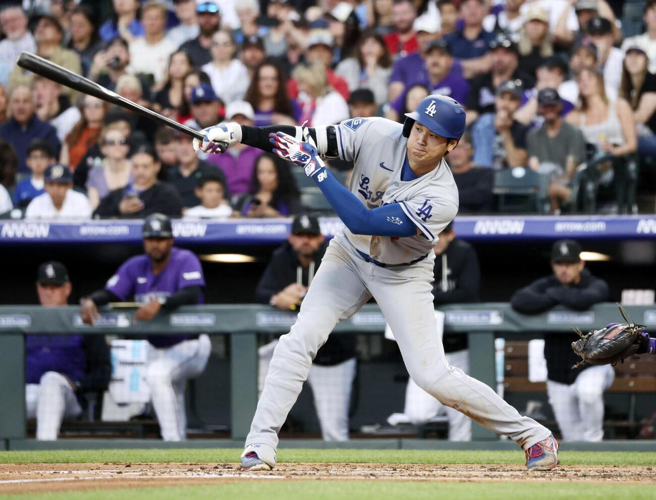 ロッキーズ戦の3回、右前打を放つドジャース大谷。昨季からの連続試合出塁を52に伸ばした（共同）
