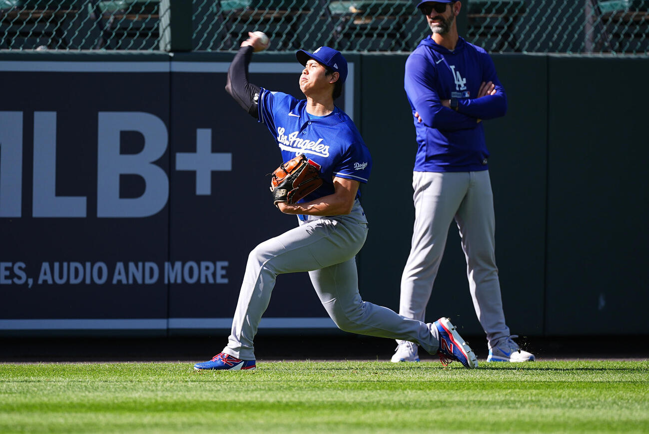 ドジャースのマーク・プライアー投手コーチ（右）に見守られながら練習するドジャース大谷翔平（AP）