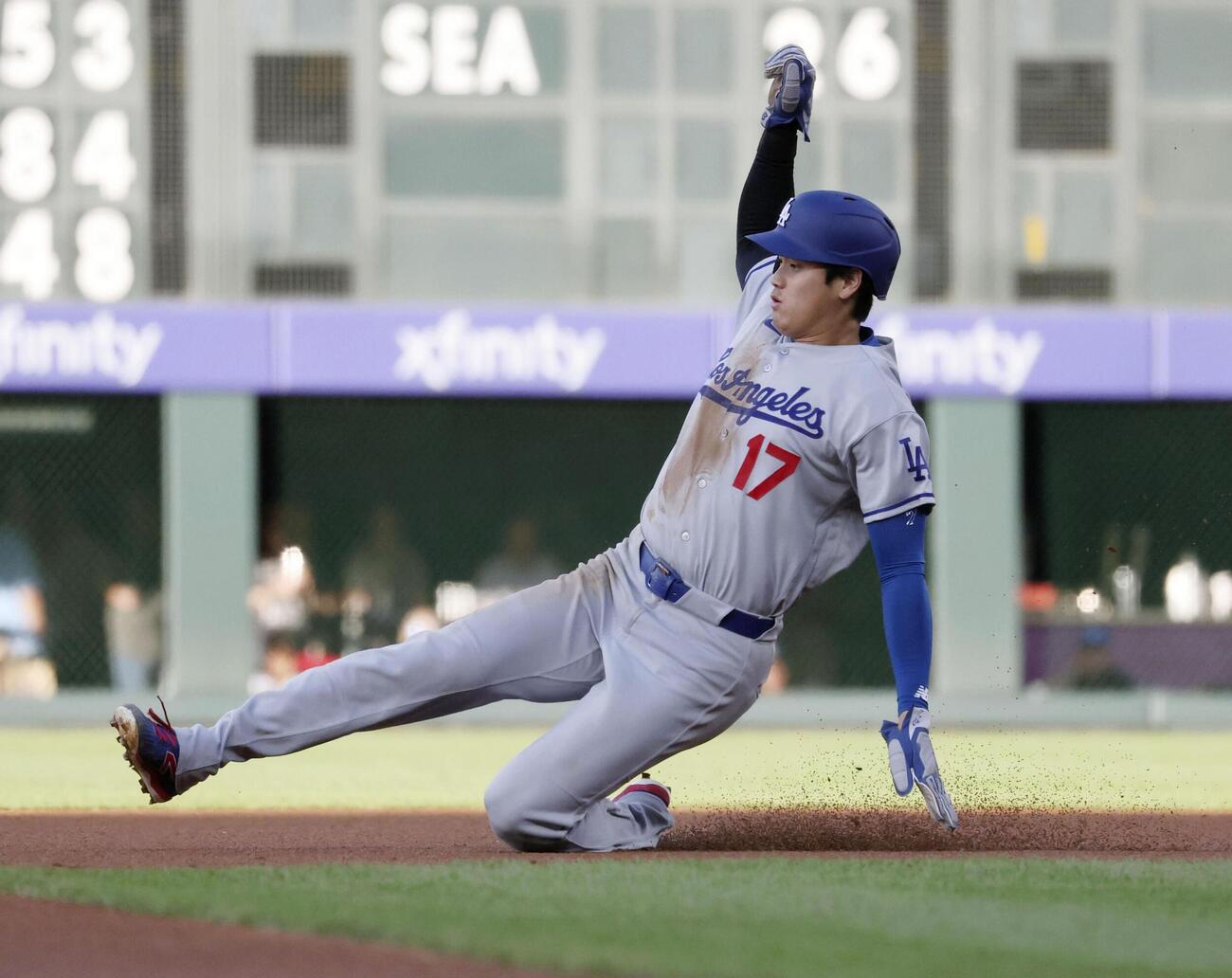 ロッキーズ戦の1回、今季初盗塁を決めるドジャース・大谷＝デンバー（共同）