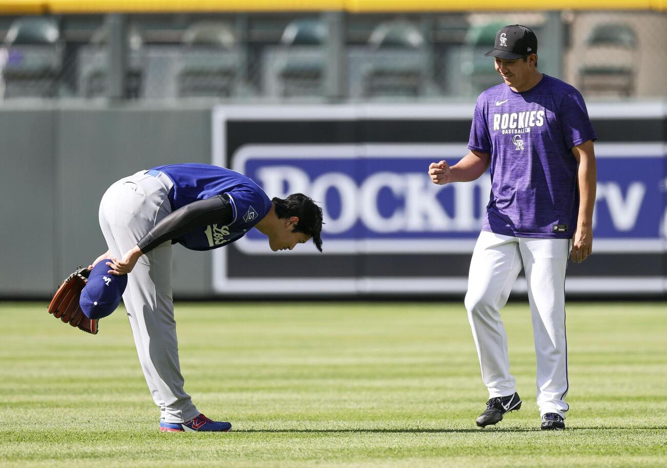 試合前、ロッキーズ菅野（右）とあいさつを交わすドジャース大谷（共同）