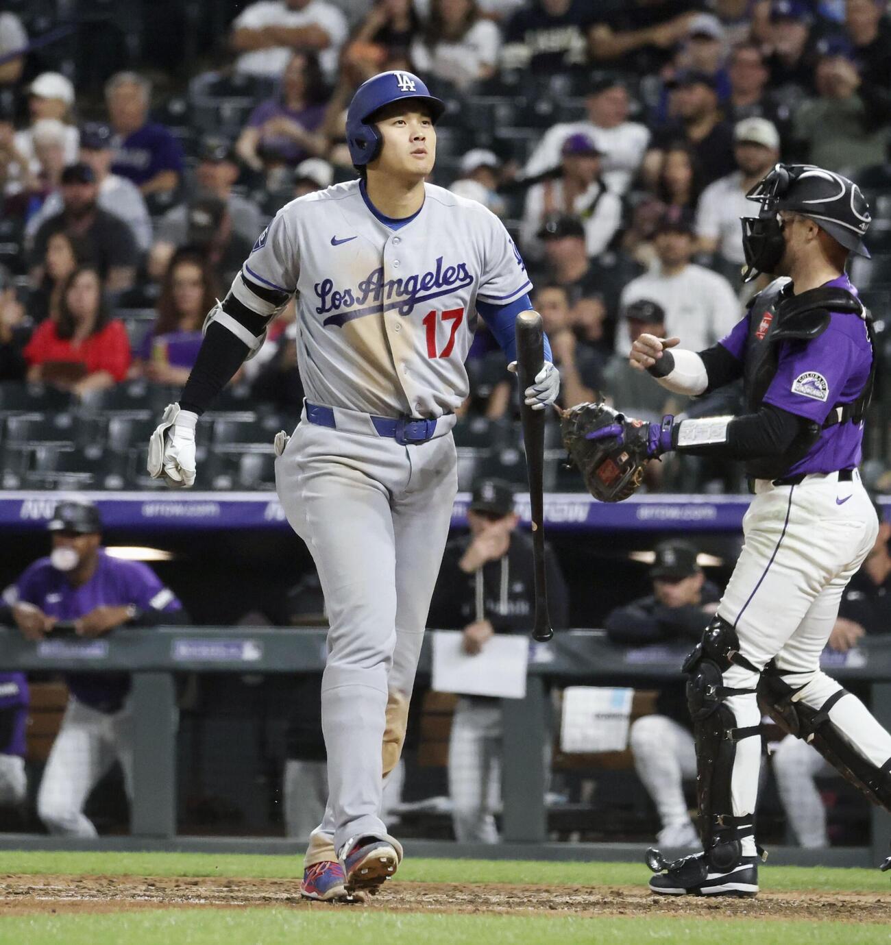 ロッキーズ戦の9回、空振り三振に倒れたドジャース大谷（共同）