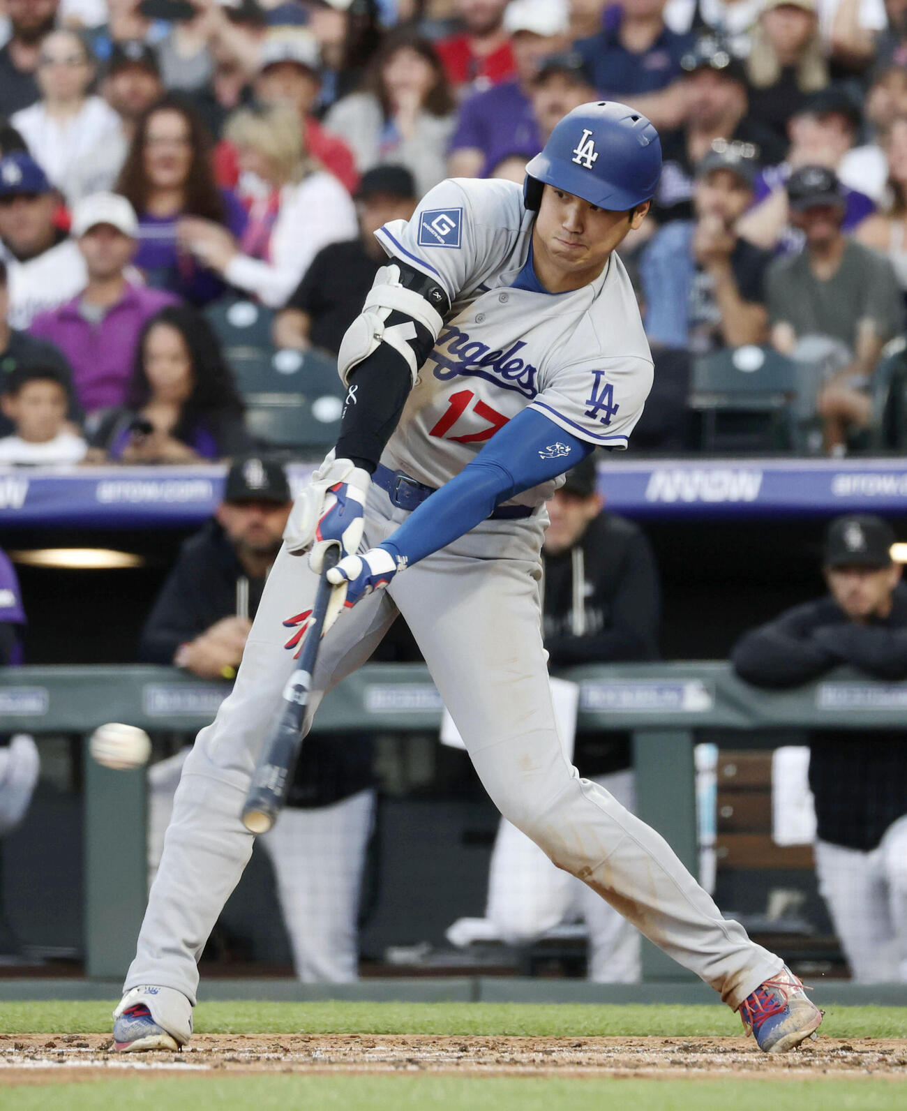 ロッキーズ戦の3回、右前打を放つドジャース大谷。昨季からの連続試合出塁を52に伸ばした（共同）