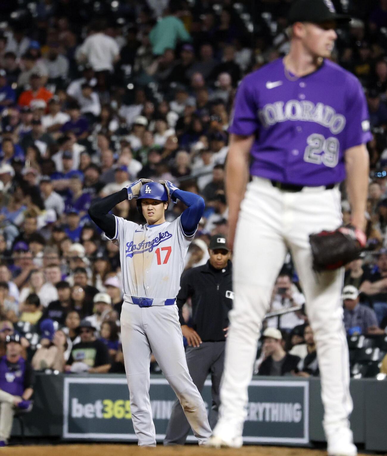 ロッキーズ戦の6回、申告敬遠で出塁したドジャース大谷（共同）