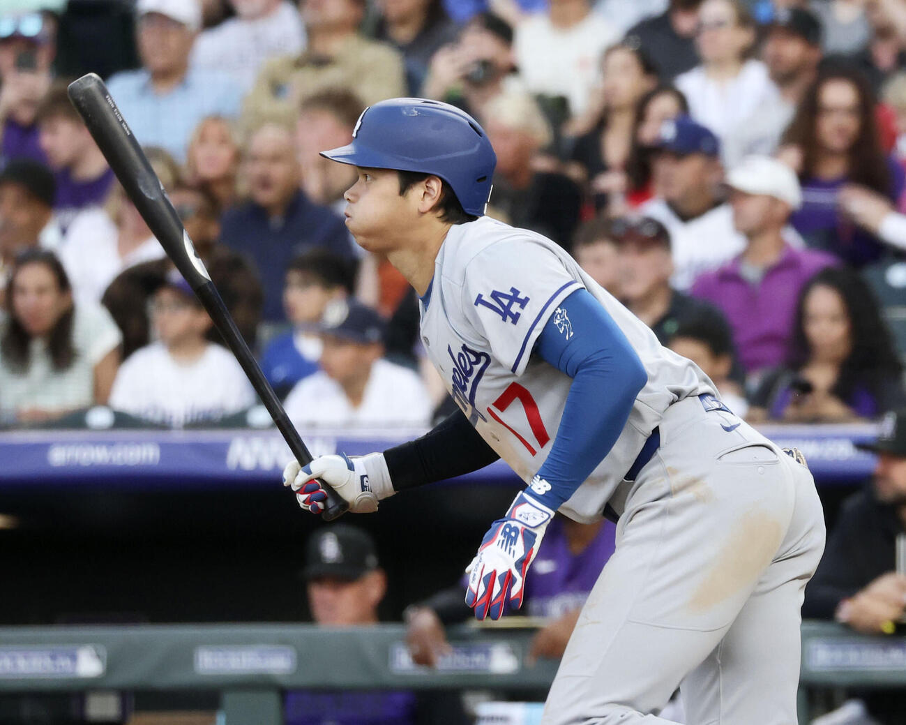 ロッキーズ戦の3回、右前打を放つドジャース・大谷＝デンバー（共同）
