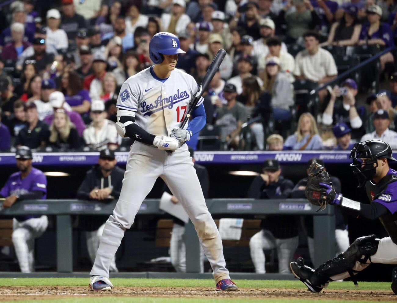 ロッキーズ戦の8回、四球を選ぶドジャース大谷（共同）