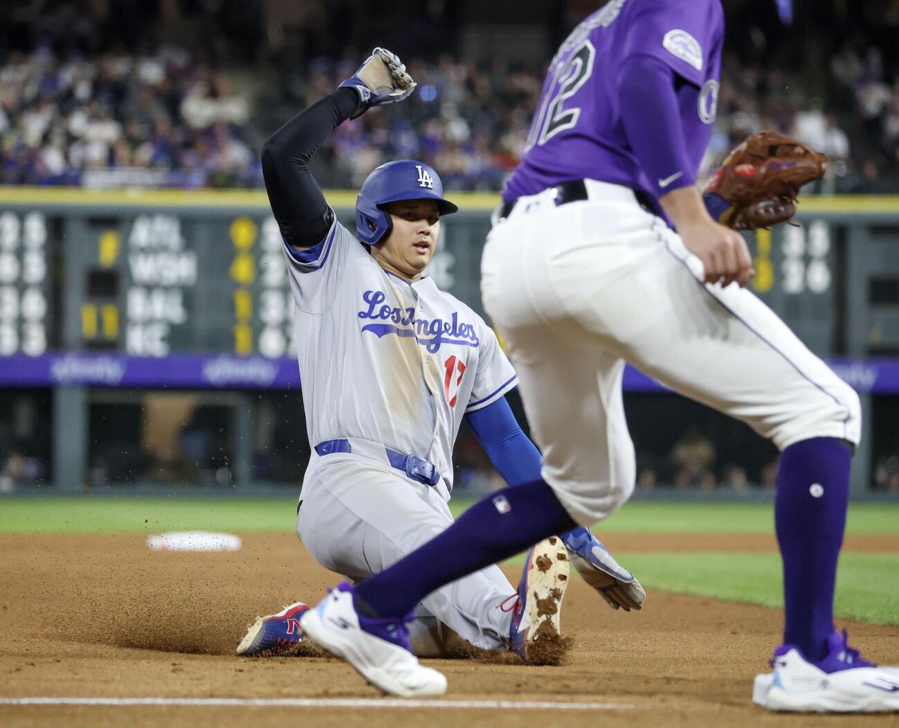 ロッキーズ戦の8回、暴投で三塁に進んだドジャースの二走大谷（共同）