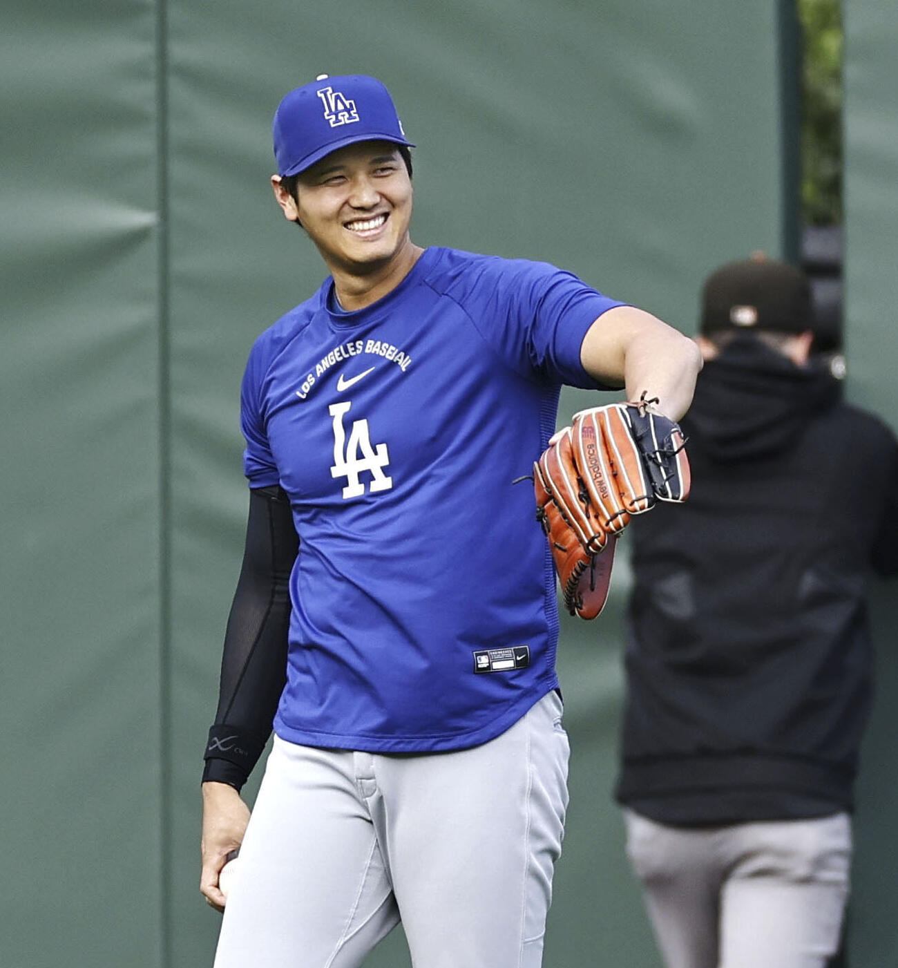 練習中、笑顔を見せるドジャース大谷＝サンフランシスコ（共同）