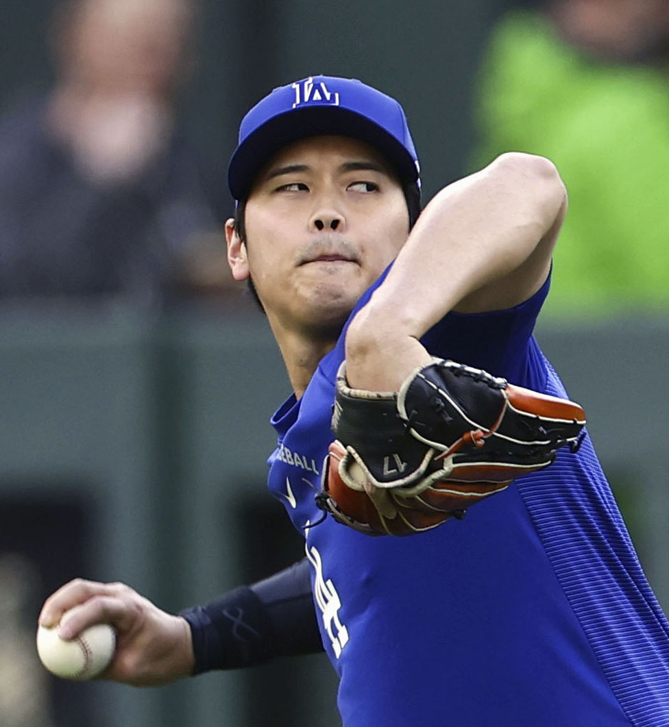 キャッチボールするドジャース大谷（共同）