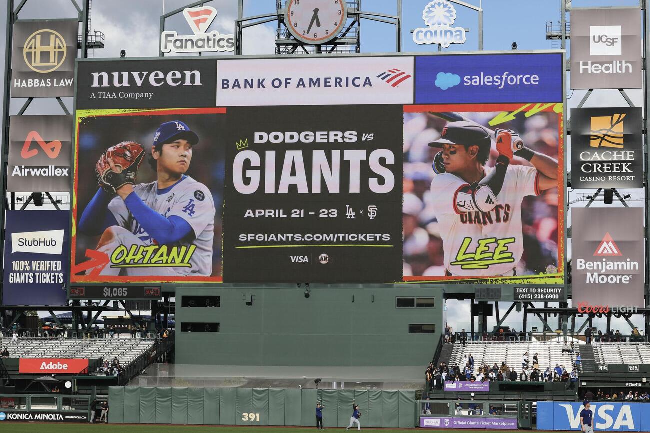 ドジャース大谷（左）とジャイアンツ李政厚が映し出された球場の大型ビジョン（共同）