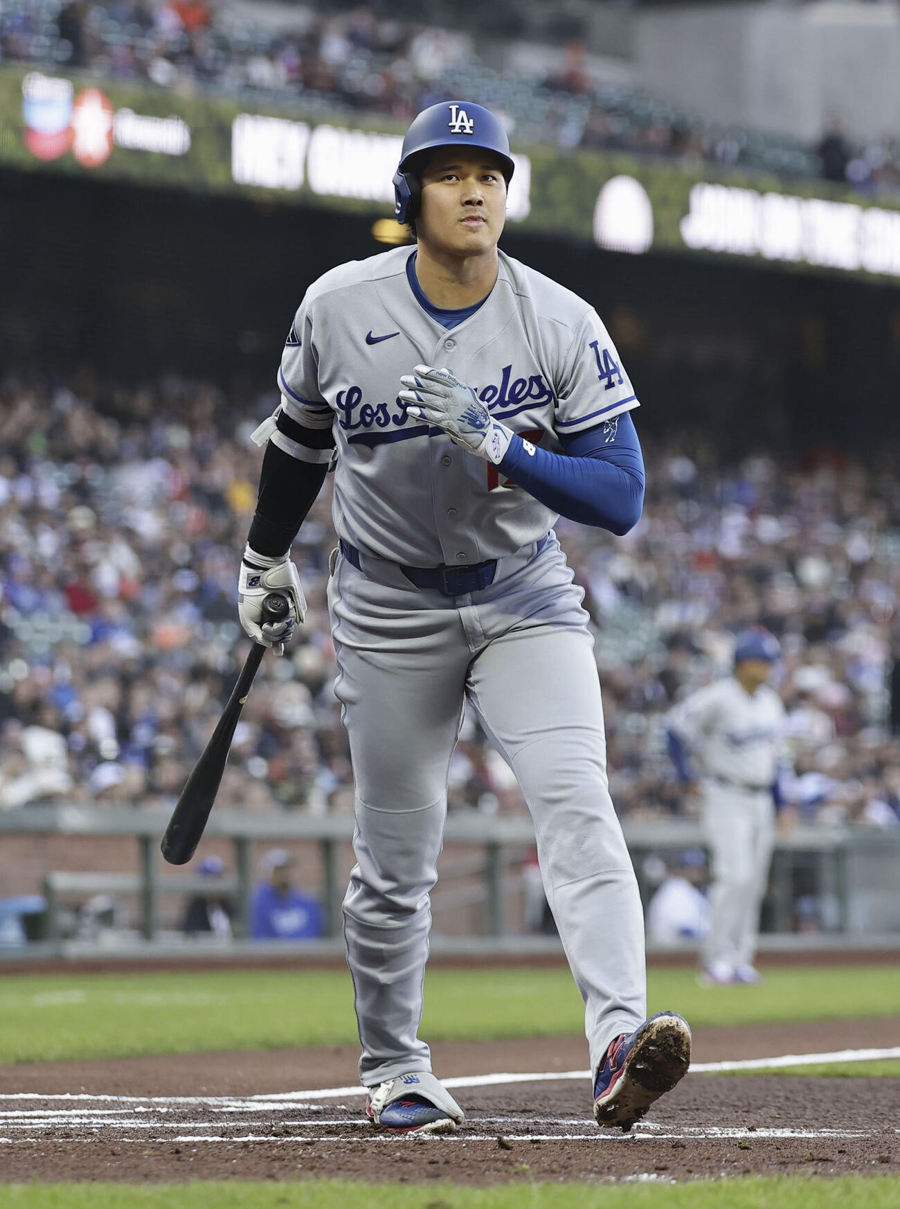 ジャイアンツ戦の1回、空振り三振に倒れたドジャース大谷（共同）
