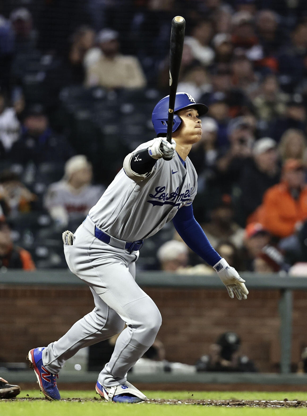 ジャイアンツ戦の5回、右飛に倒れたドジャース大谷＝サンフランシスコ（共同）