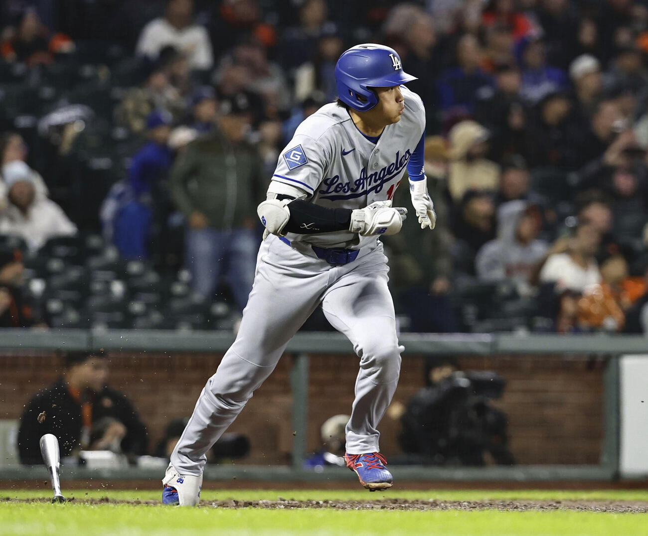 ジャイアンツ戦の7回、内野安打を放つドジャース大谷。昨季からの連続試合出塁を53に伸ばした＝サンフランシスコ（共同）