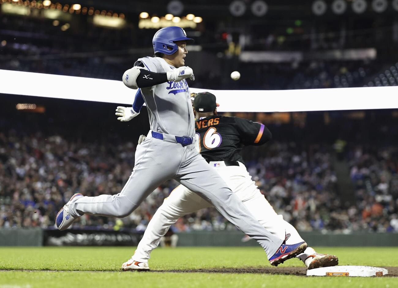 ジャイアンツ戦の7回、内野安打を放ち一塁に駆け込むドジャース大谷＝サンフランシスコ（共同）