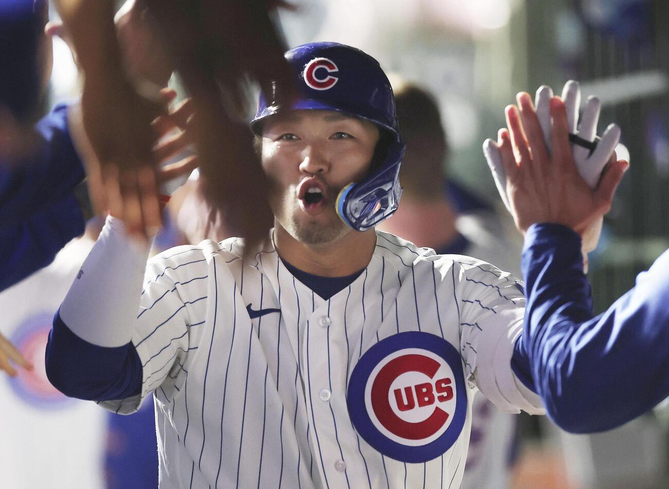 フィリーズ戦の7回、2ランを放ち迎えられるカブス鈴木＝シカゴ（ゲッティ＝共同）