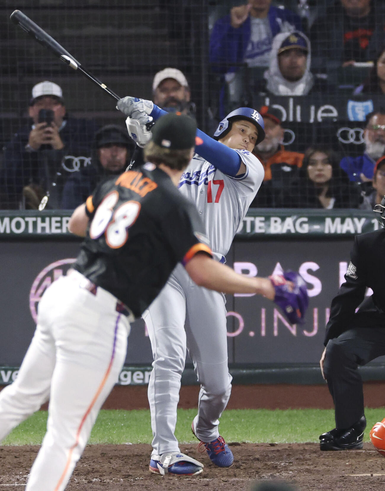 ジャイアンツ戦の7回、内野安打を放つドジャース大谷＝サンフランシスコ（共同）