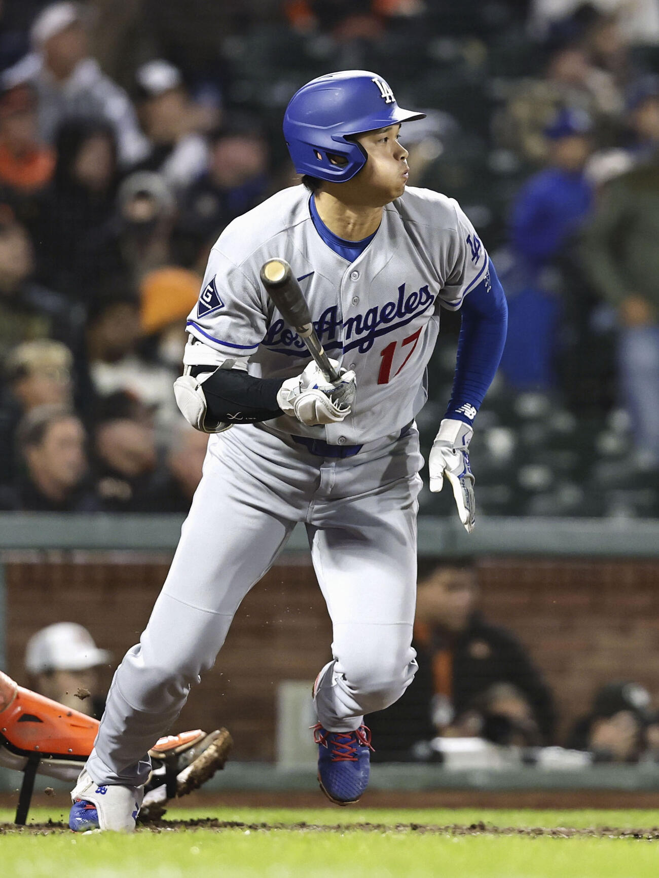ジャイアンツ戦の7回、内野安打を放つドジャース大谷。昨季からの連続試合出塁を53に伸ばした＝サンフランシスコ（共同）