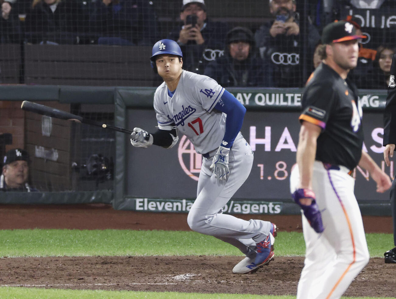 ジャイアンツ戦の7回、内野安打を放つドジャース大谷＝サンフランシスコ（共同）