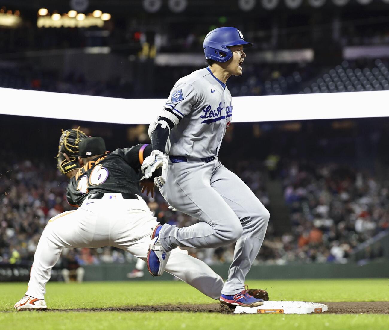 ジャイアンツ戦の7回、内野安打を放ち一塁に駆け込むドジャース大谷＝サンフランシスコ（共同）