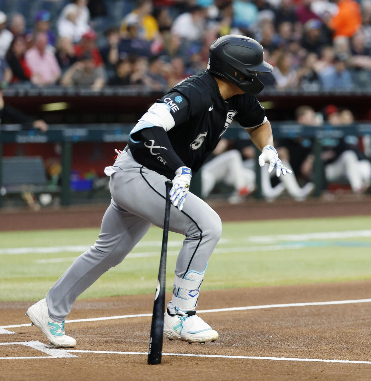 ダイヤモンドバックス戦の1回、三塁内野安打を放つホワイトソックス村上＝フェニックス（共同）