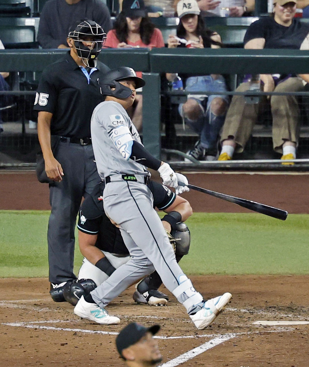 米大リーグ、ダイヤモンドバックス戦の7回、5試合連続本塁打となる10号2ランを放ち、打球の行方を見つめるホワイトソックス・村上宗隆（共同）