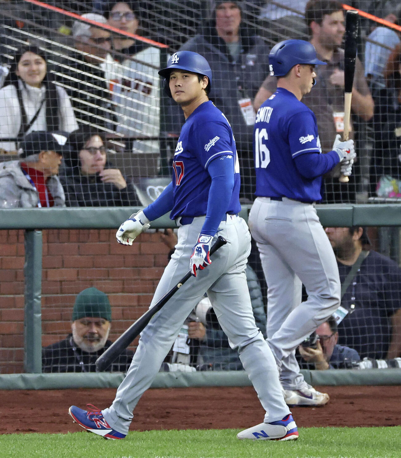 ジャイアンツ戦の5回、見逃し三振に倒れベンチに戻るドジャース大谷＝サンフランシスコ（共同）