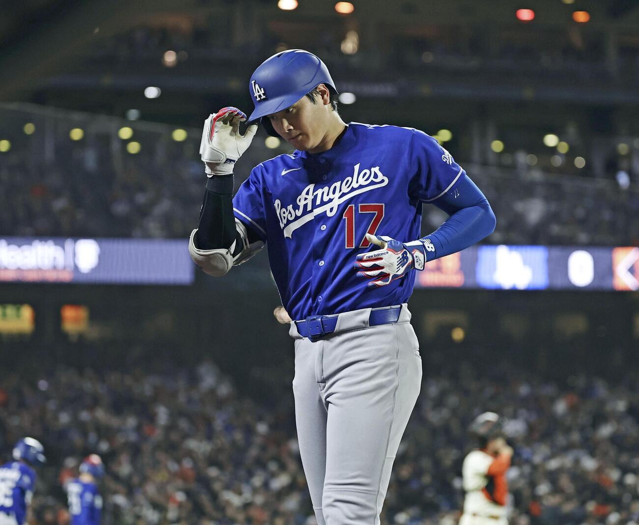 ジャイアンツ戦の8回、左飛に倒れたドジャース・大谷。昨季からの連続試合出塁が53で止まった＝サンフランシスコ（共同）