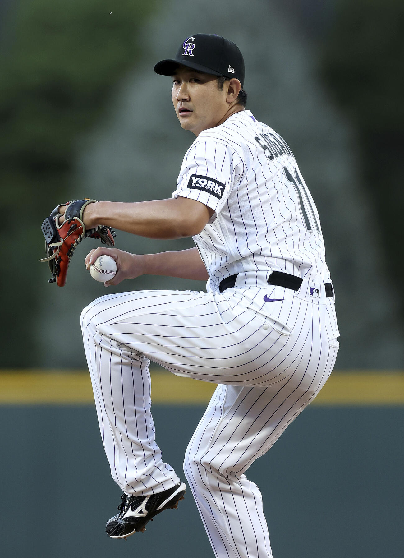 パドレス戦に先発して5回2／3を投げ、5安打1失点で2勝目を挙げたロッキーズ菅野（AP＝共同）