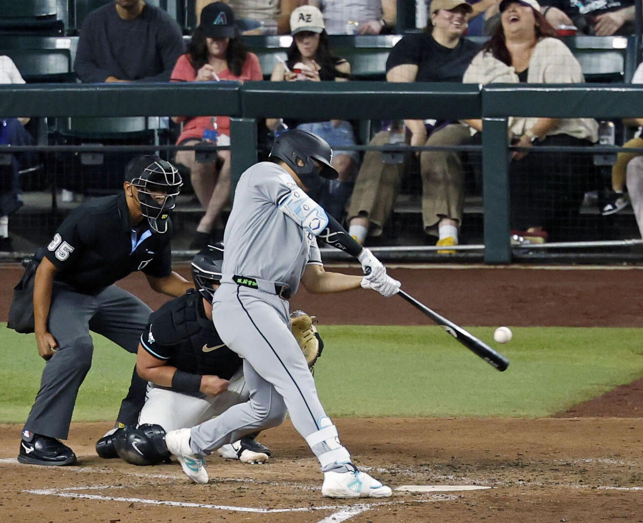 ダイヤモンドバックス戦の7回、5試合連続本塁打となる10号2ランを放つホワイトソックス村上（共同）