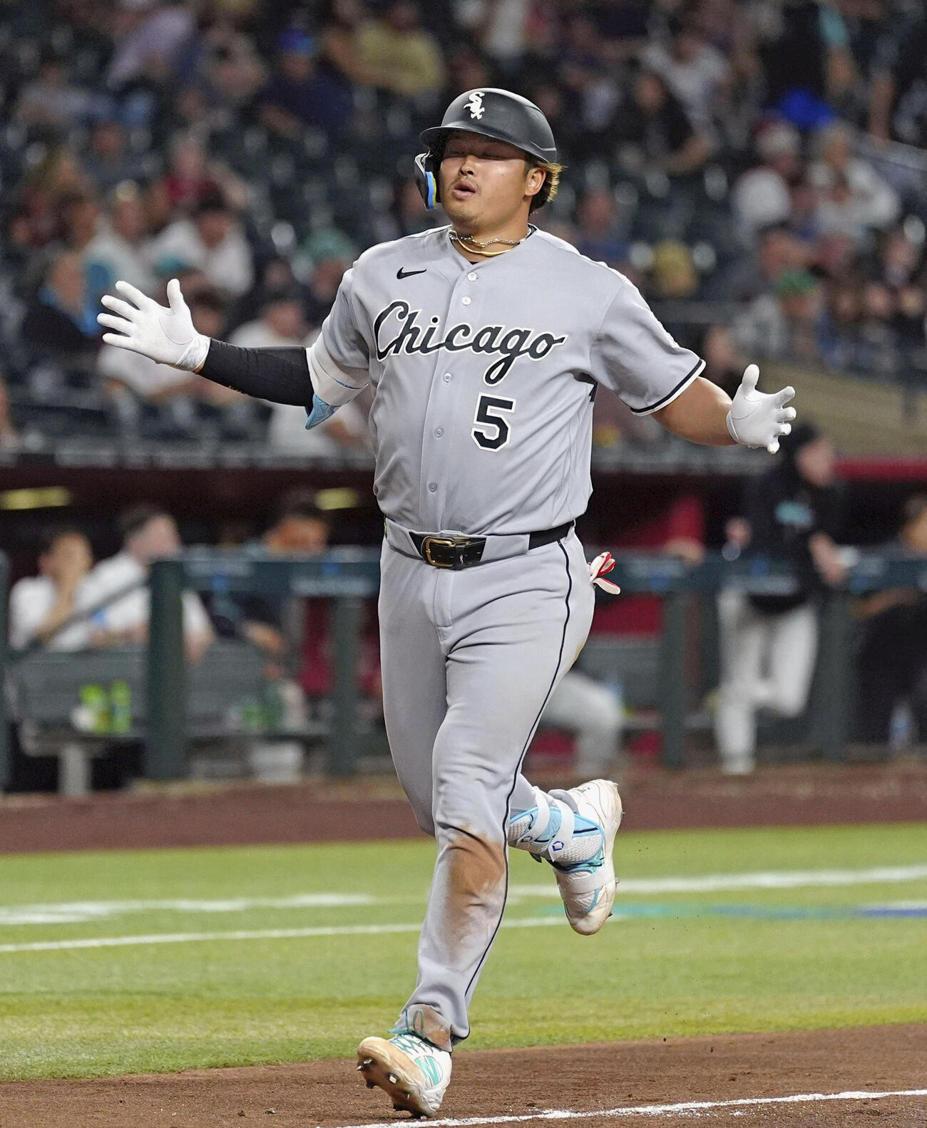 ダイヤモンドバックス戦の7回、5試合連続本塁打となる10号2ランを放ち喜ぶホワイトソックス村上＝フェニックス（AP＝共同）
