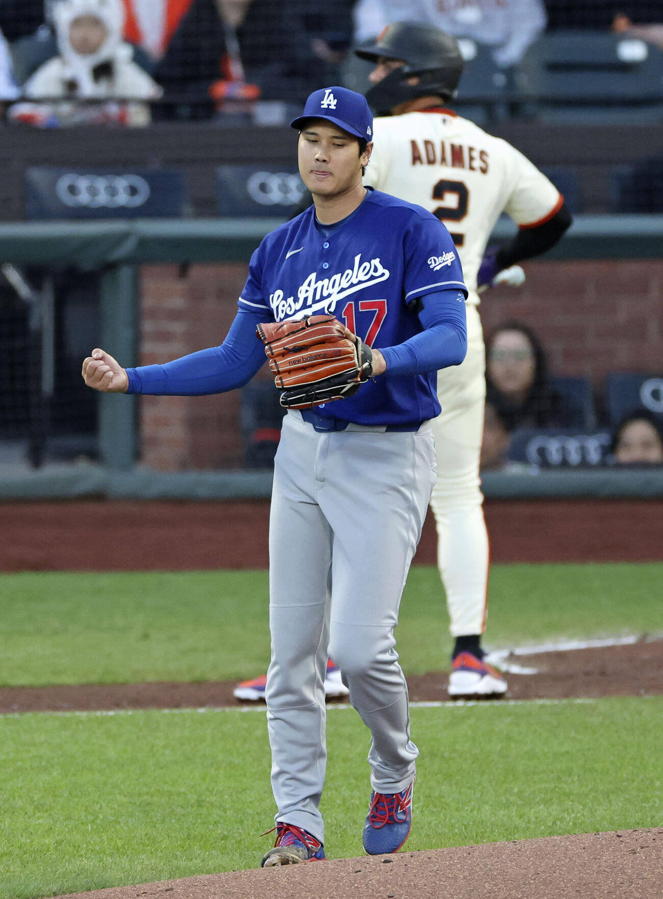 ジャイアンツ戦の3回、アダメスを一直に仕留めグラブをたたくドジャース大谷（共同）